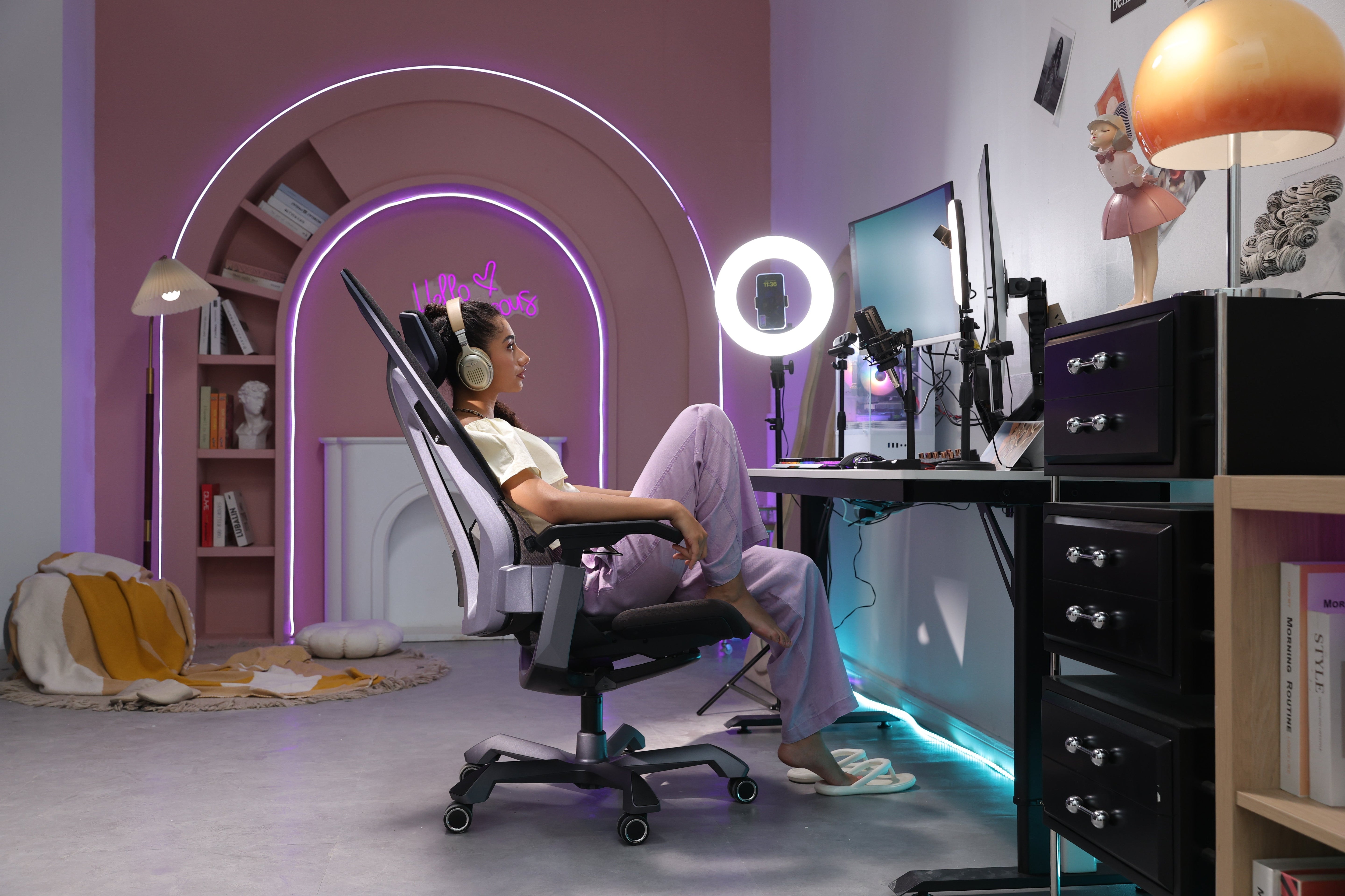 Picture showing the TGIF T0 from the side with a person sitting on it and the chair in a lying position