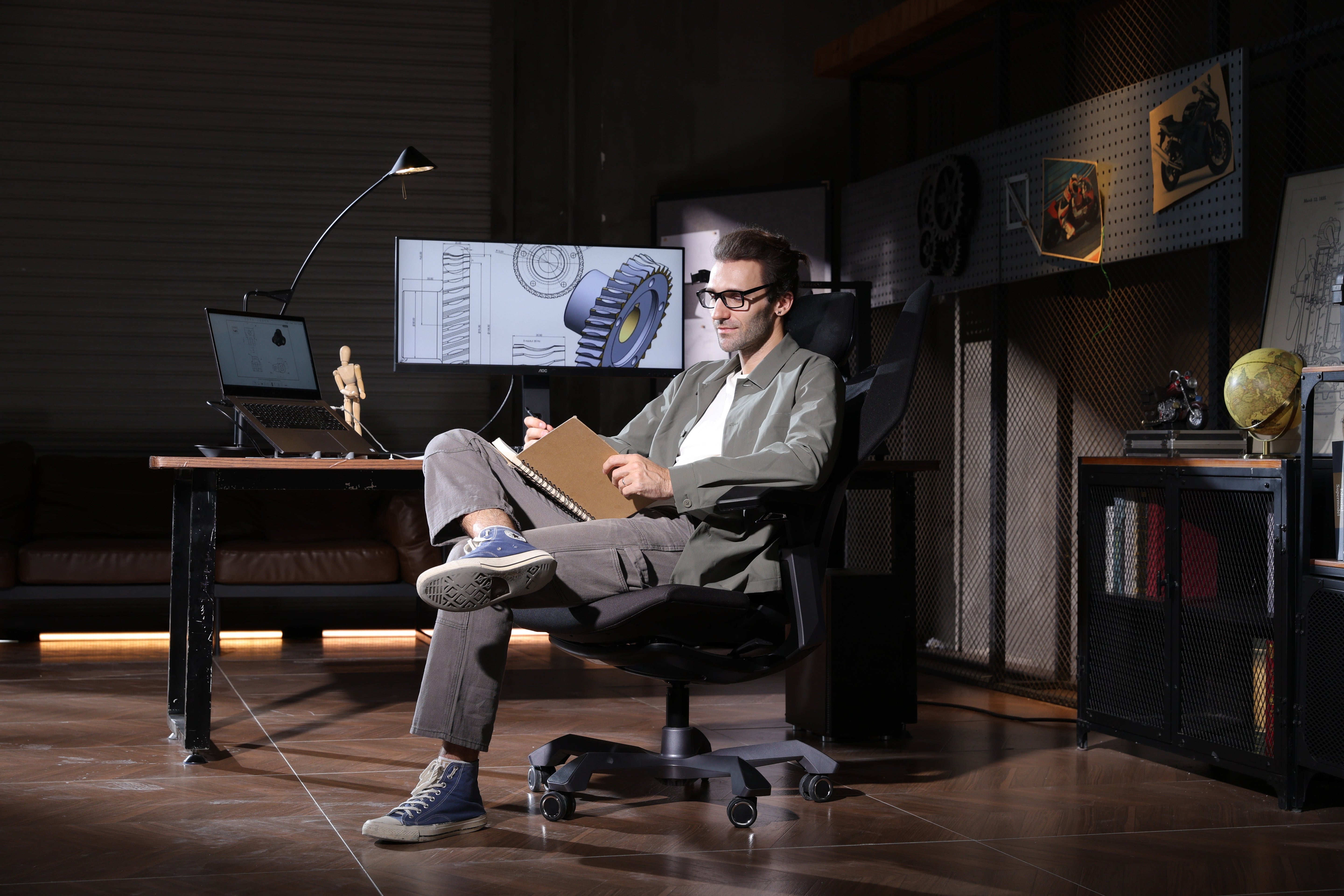 Picture showing a person working on a TGIF T0 black