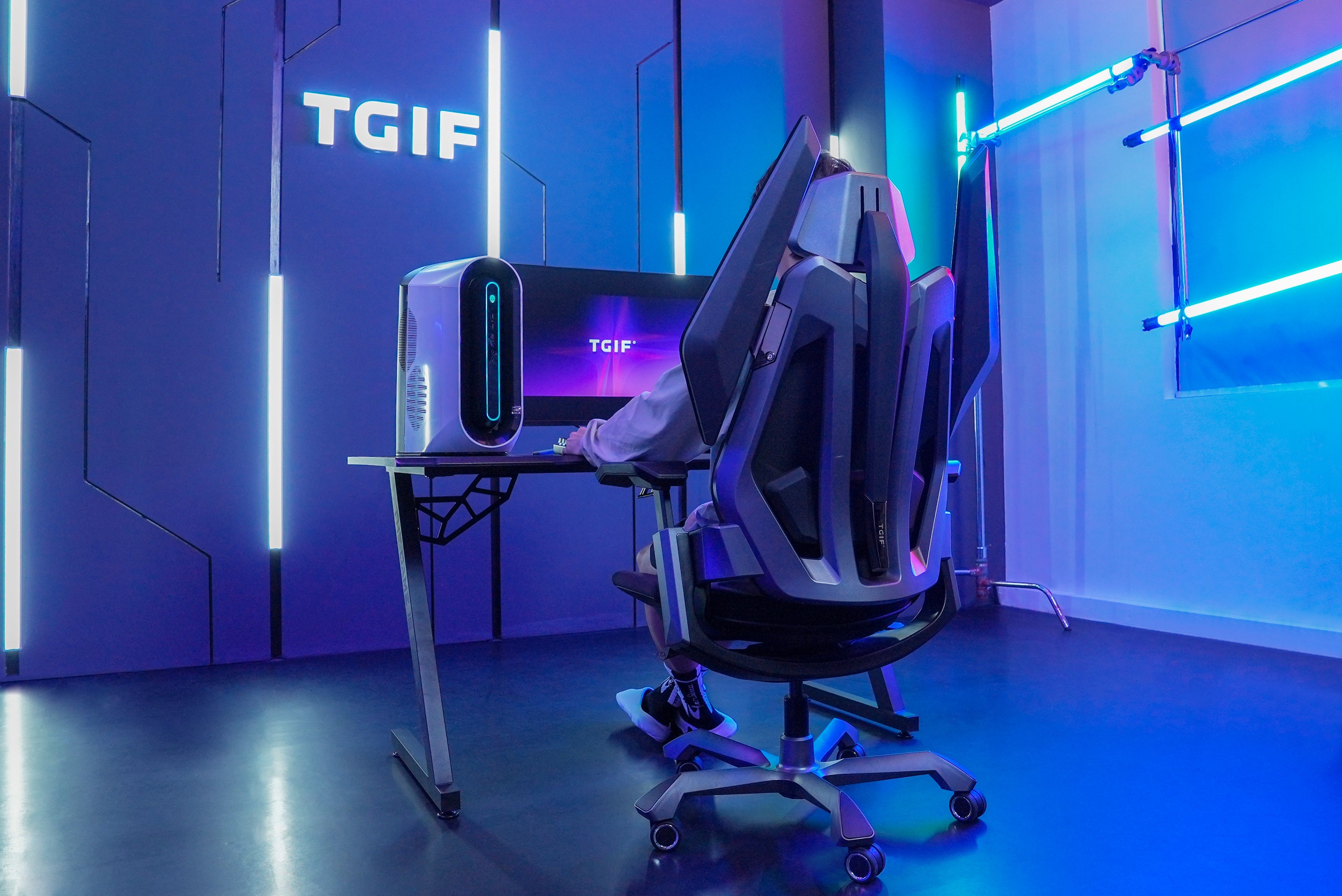Picture showing a TGIF setup with the TGIF T0 from the back in front of the setup