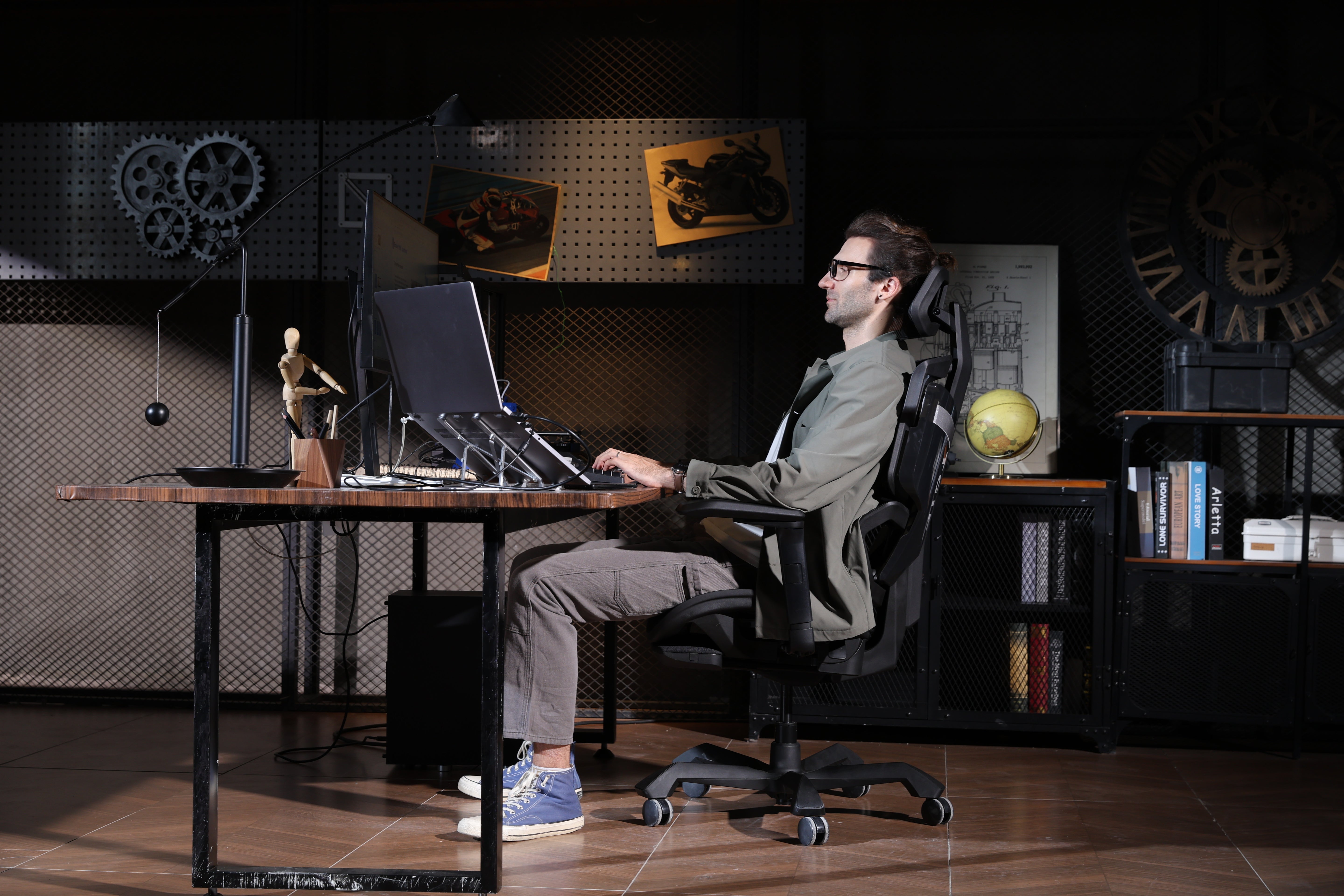 Picture showing a person sitting on the TGIF ACE Game Black and working at his desk