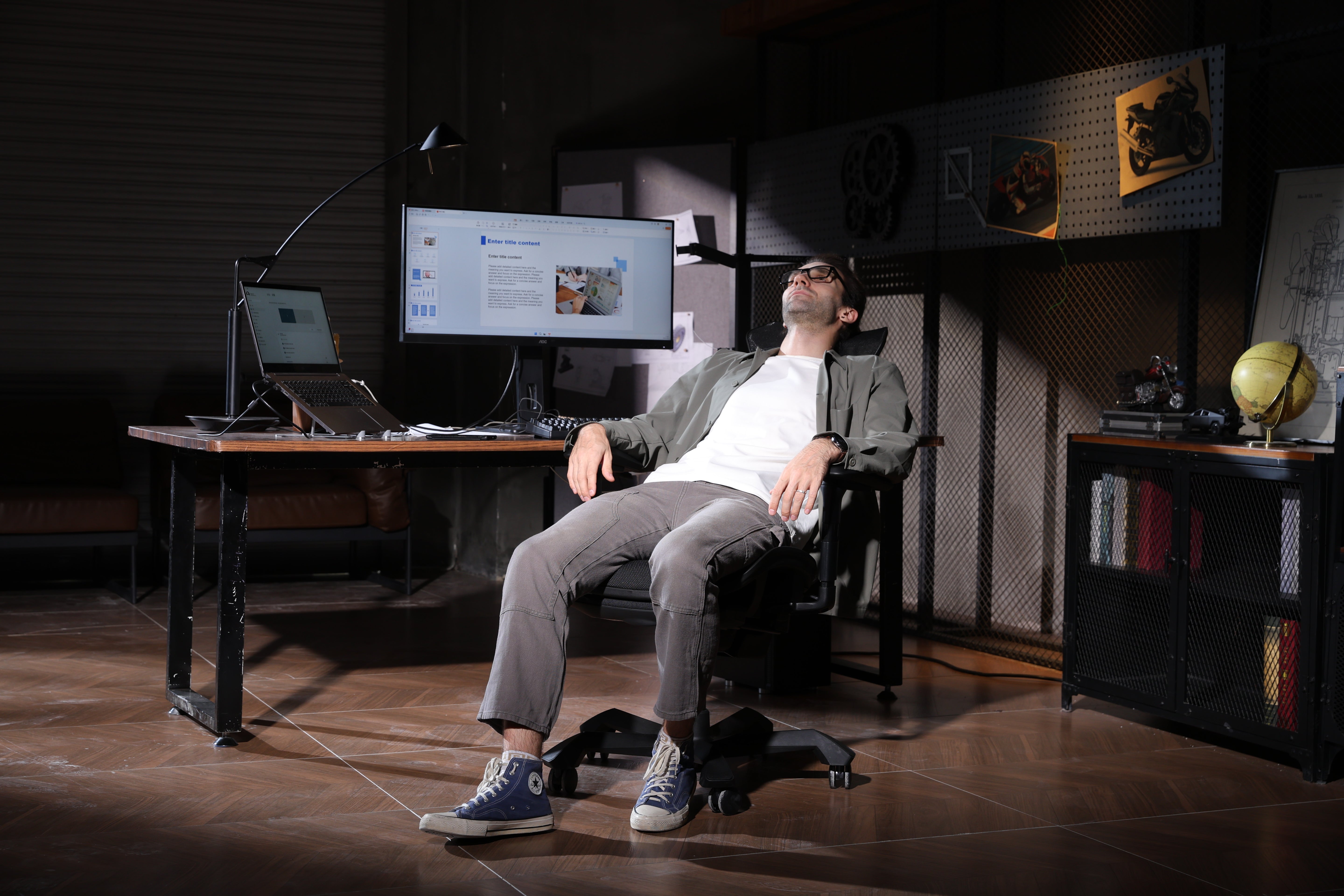 Picture showing a person taking a break on his TGIF ACE Game black 