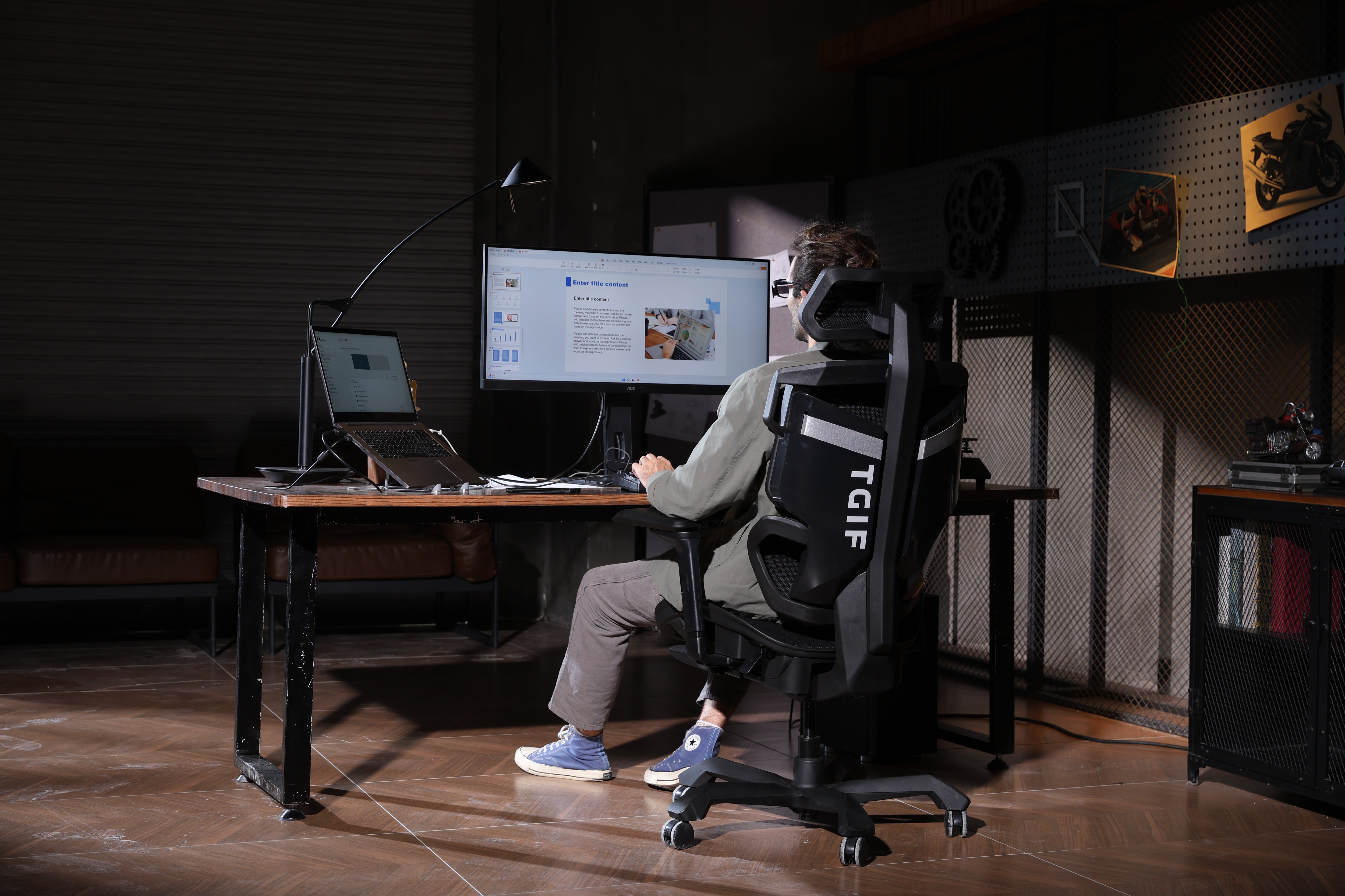 Picture showing a person working at his desk sitting on the TGIF ACE Game Black