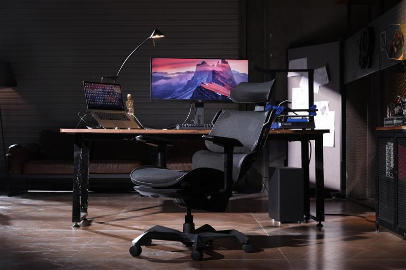 Picture showing the TGIF ACE Home black from the front side at a desk