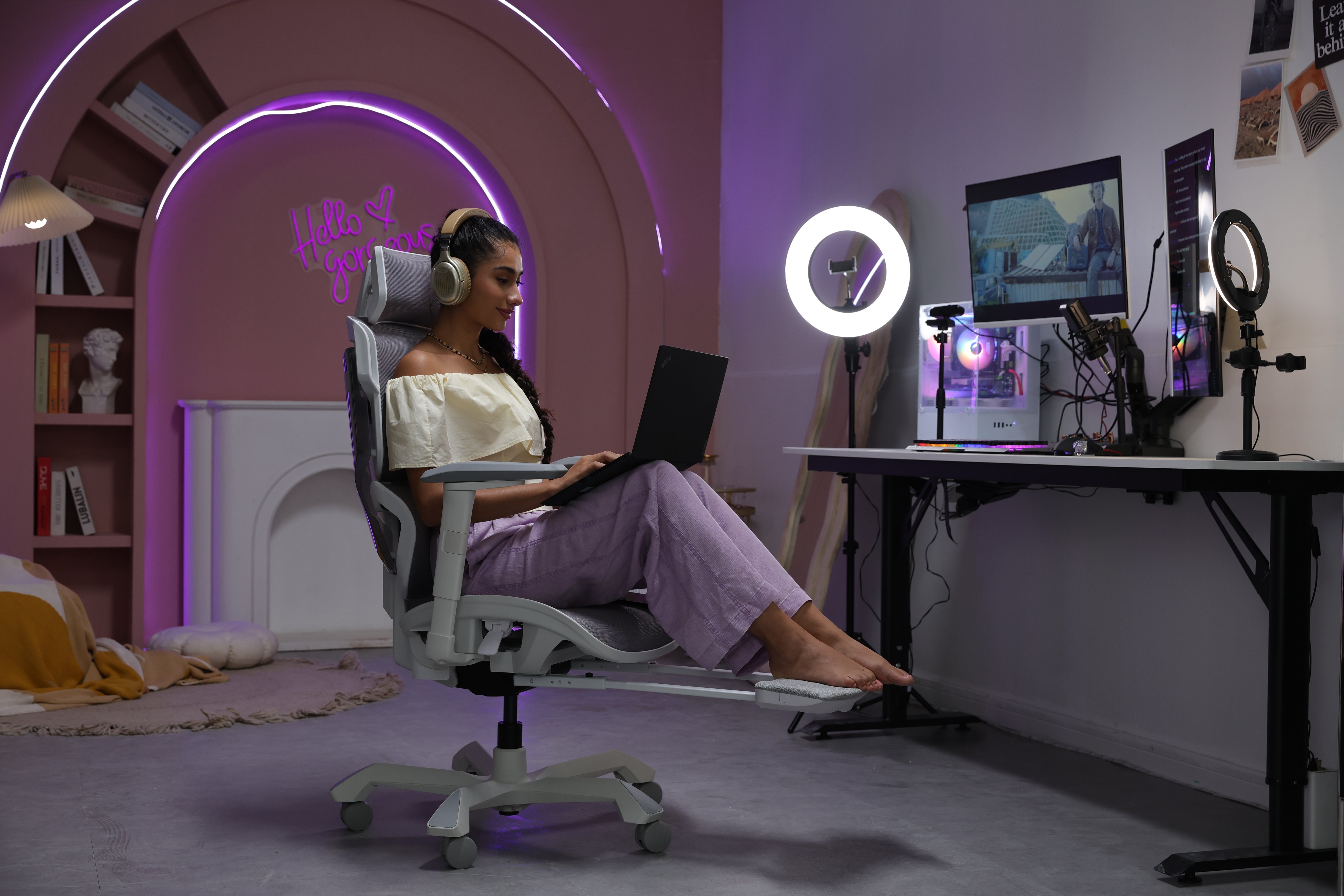 Picture showing a person working on her laptop and sitting on a TGIF Ace home white