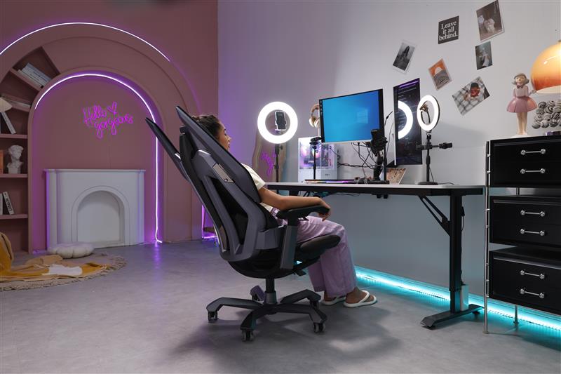 Picture showing the TGIF T0 from thre back side with a person sitting on it and the chair in a lying position