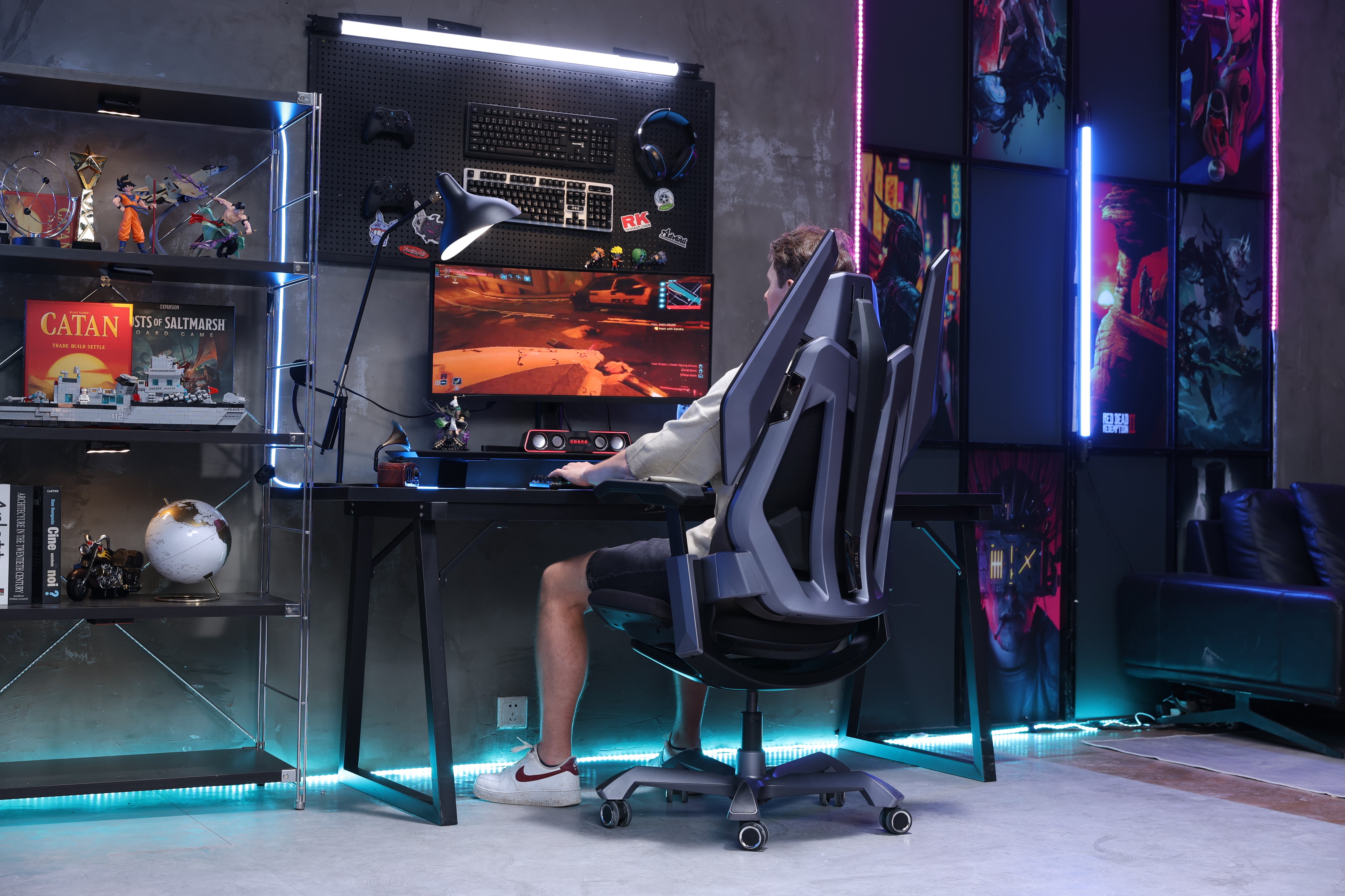 Player sitting in front of his setup on a T0