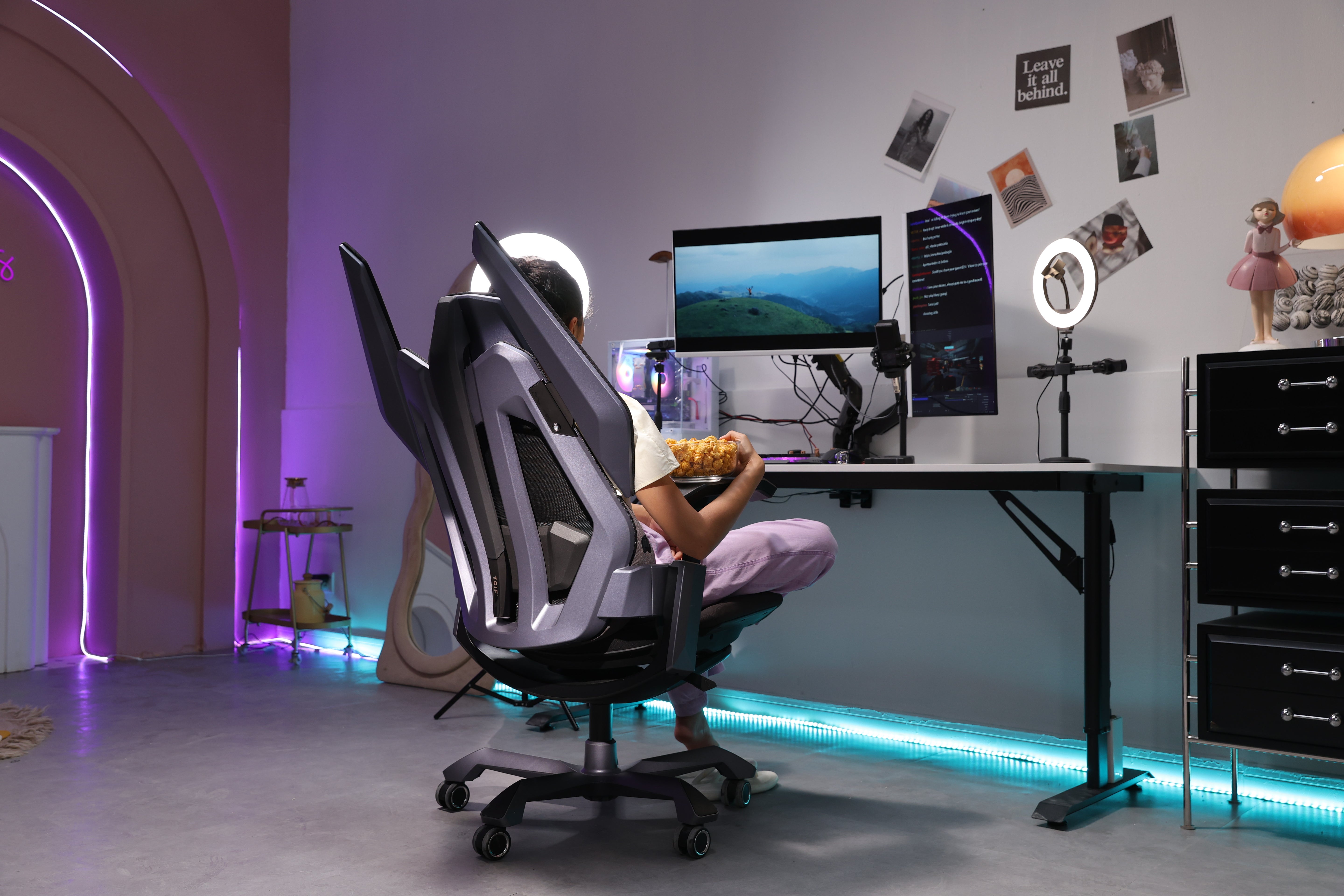 Picture showing a person eating something, watching the screen and sitting on a TGIF T0.