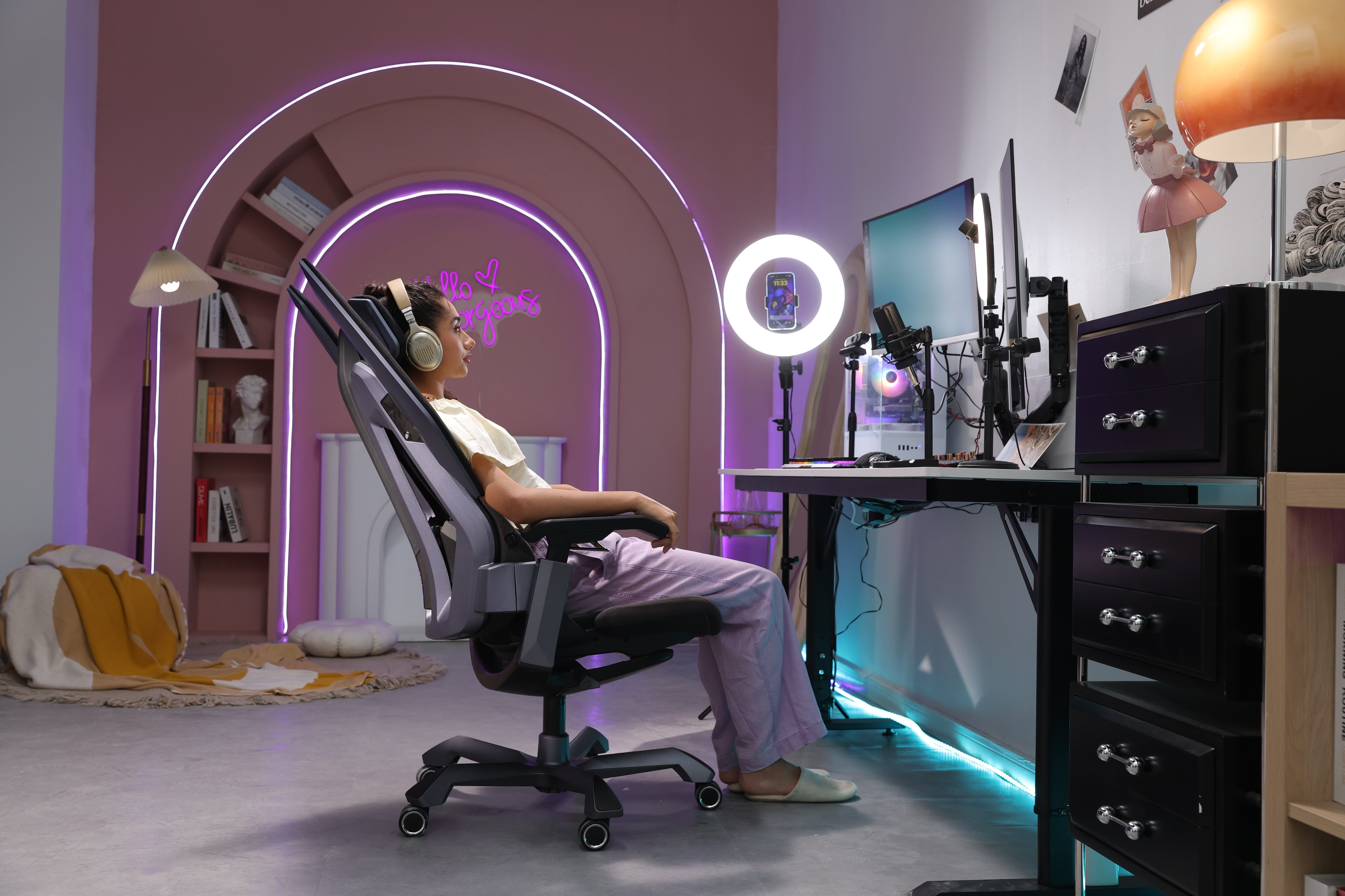 Picture showing the TGIF T0 from the side with a person sitting on it and the chair in a lying position